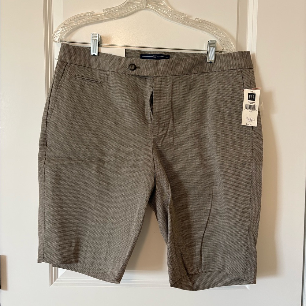 NEW Woman’s Shorts size 12 gap